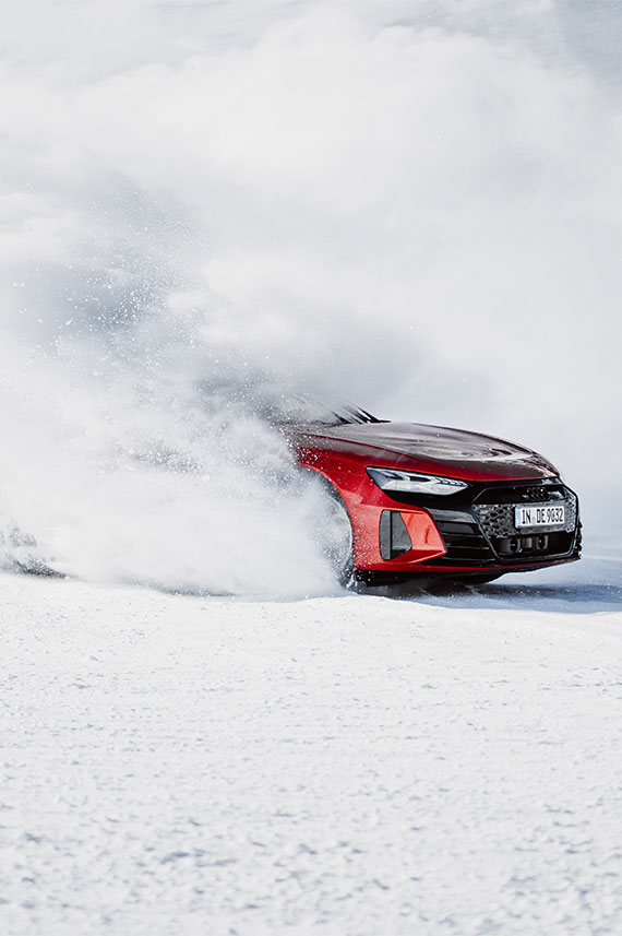 Audi RS e-tron GT driftet im Schnee.