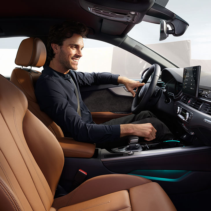 Mann am Steuer eines Audi A4 mit MMI Navigation plus inkl. Audi connect