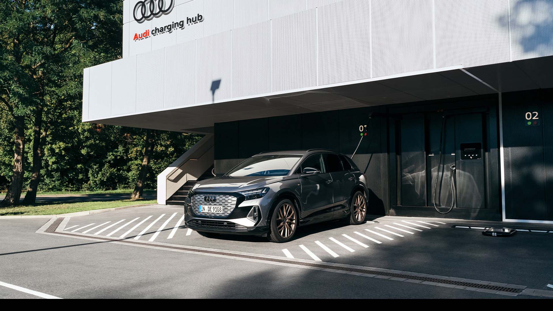 L'Audi Q4 e-tron presso l'hub di ricarica Audi di Norimberga