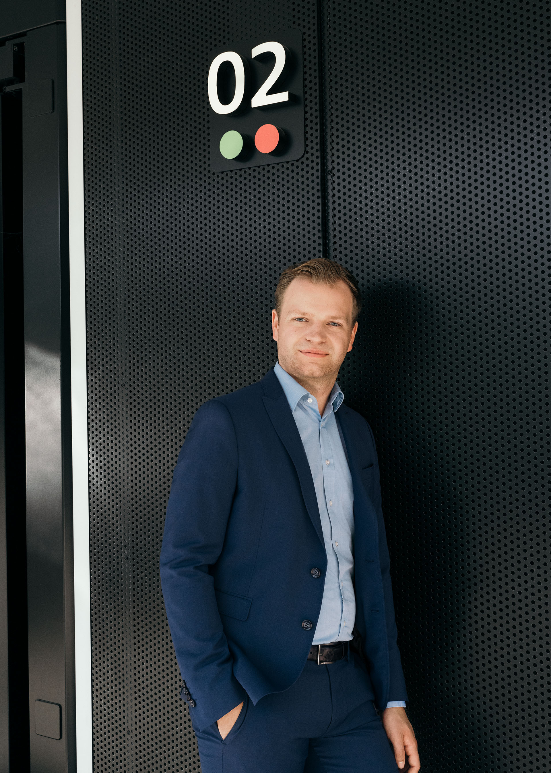 Malte Vömel, chargé de projet pour la stratégie de décarbonisation, devant l'Audi charging hub.