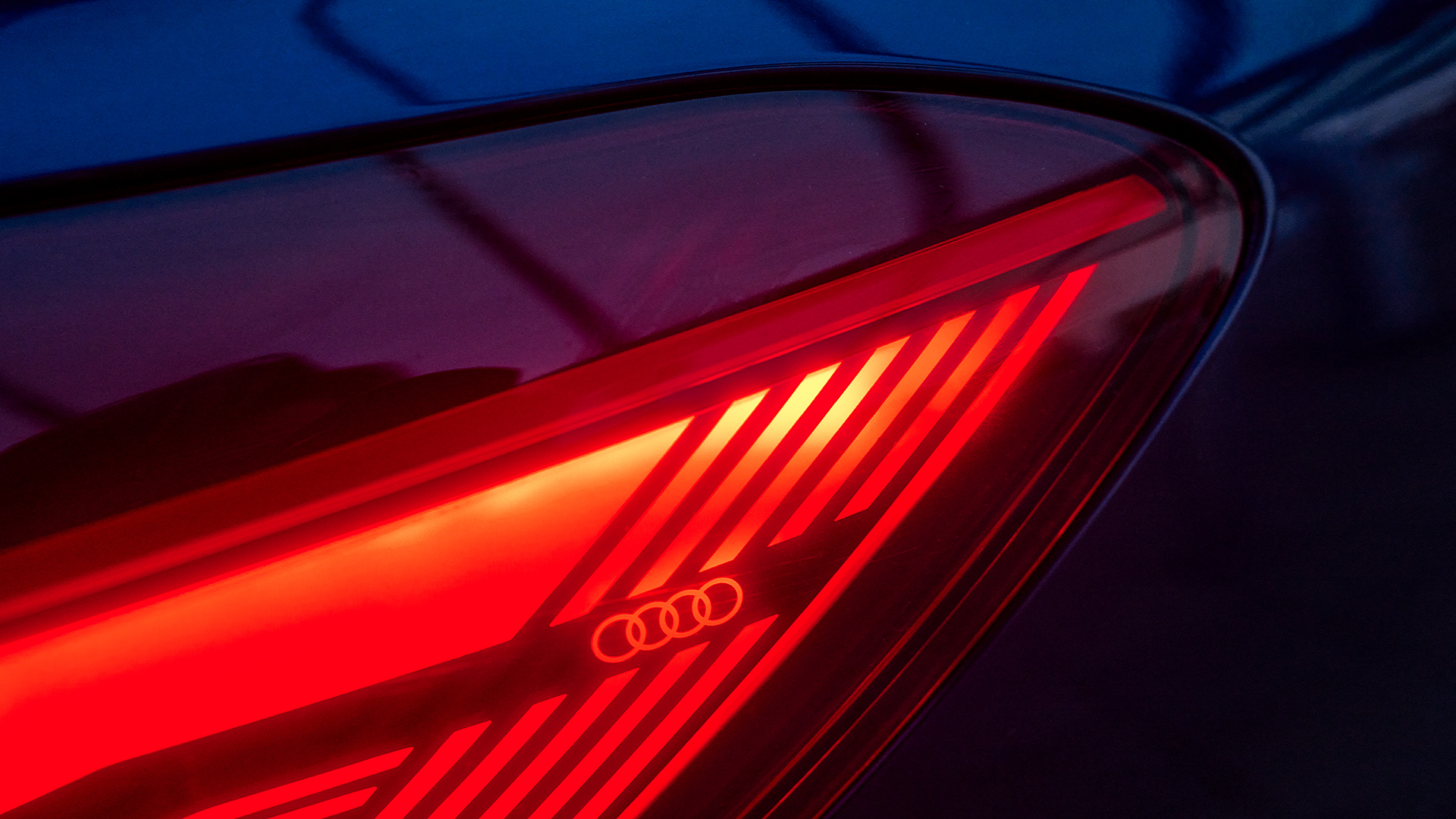 Dettaglio di una luce posteriore dell’Audi Q4 Sportback e-tron.