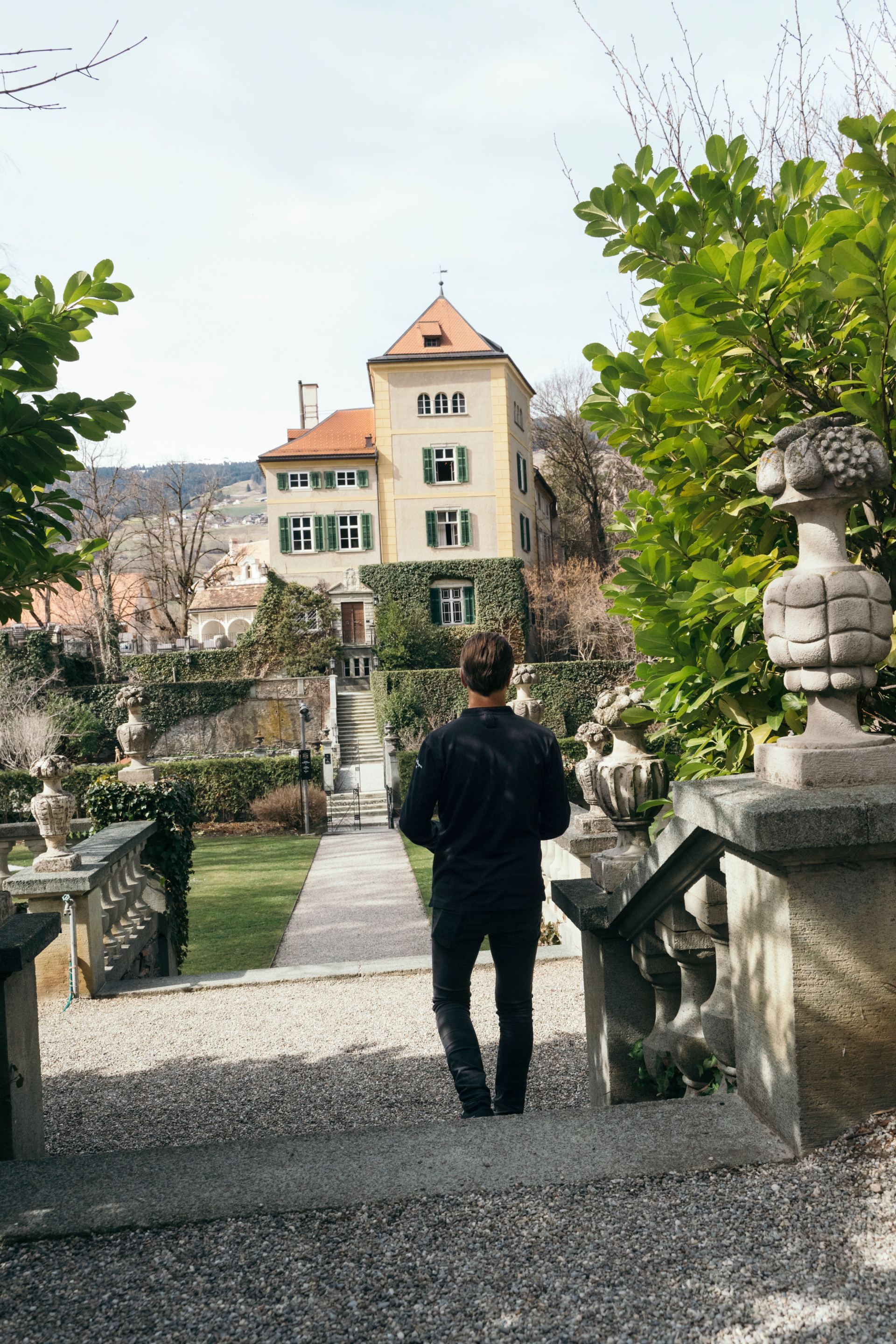 Andreas Caminada devant le château de Schauenstein
