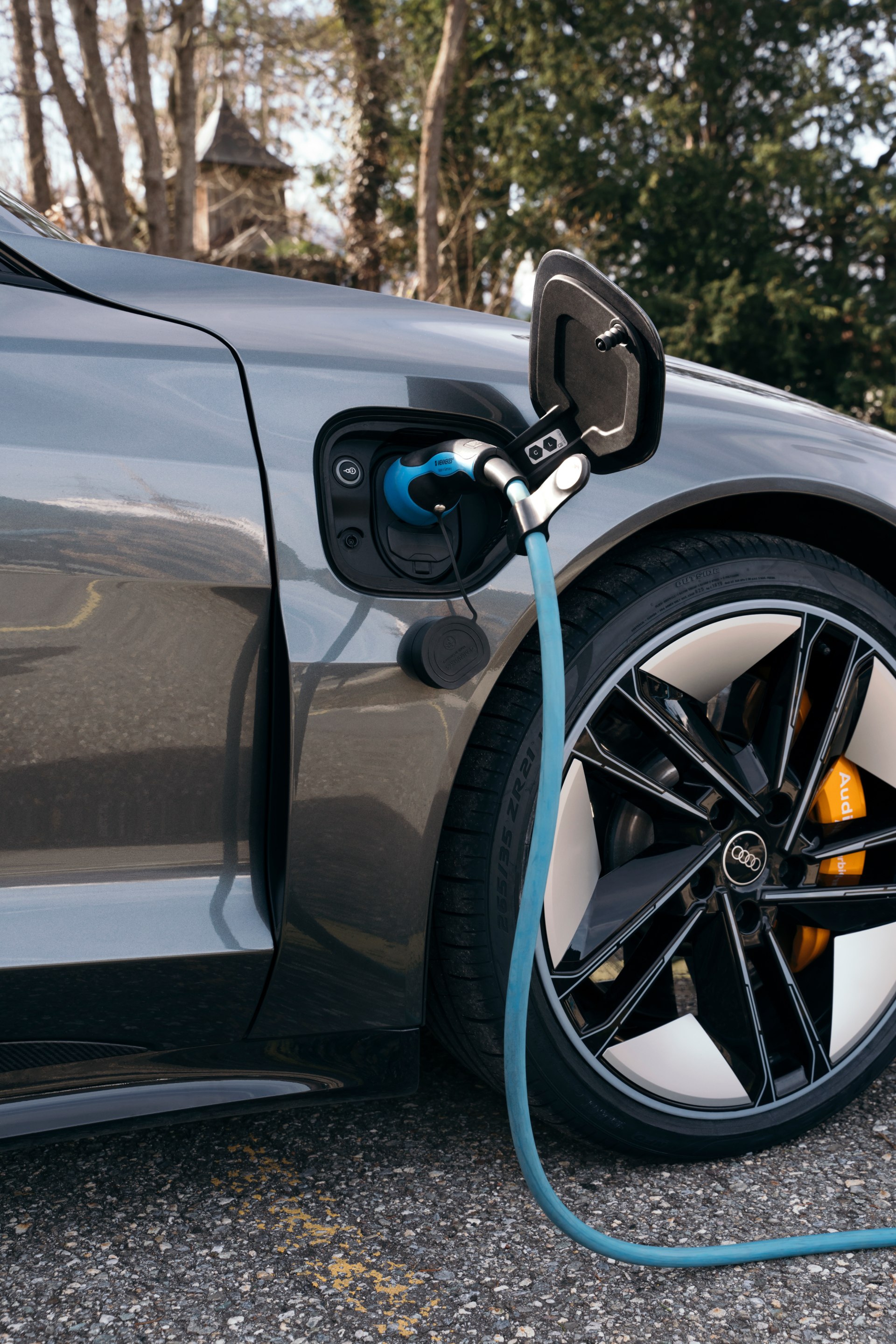Audi RS e-tron GT sur câble de recharge