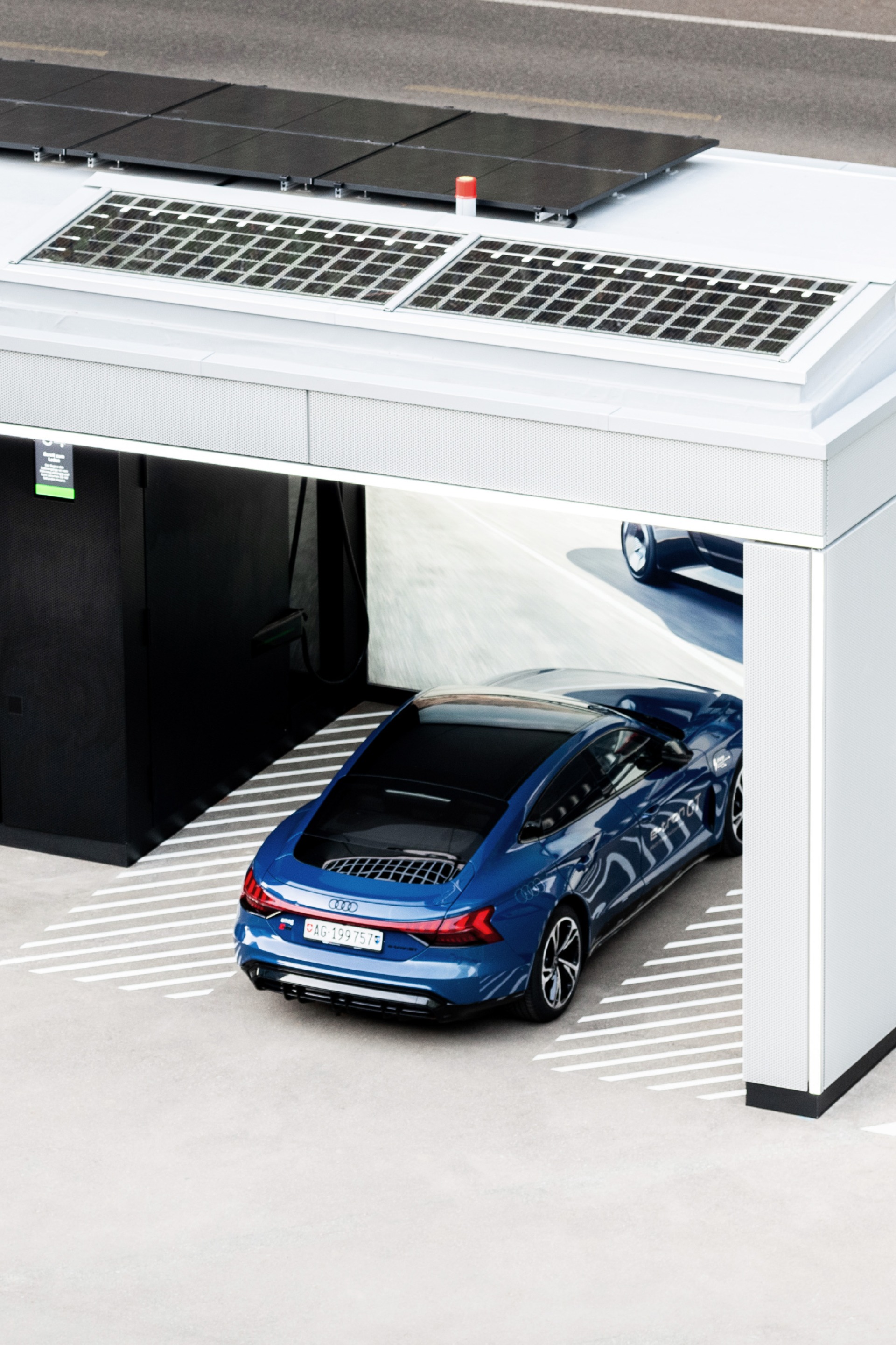 Elementi fotovoltaici sul tetto dell'hub di ricarica Audi.