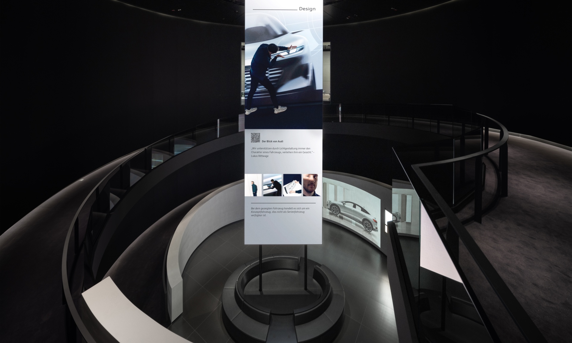 On peut y voir l’Audi Q4 e-tron et une projection sur le thème de la durabilité. À côté, la table d’information.