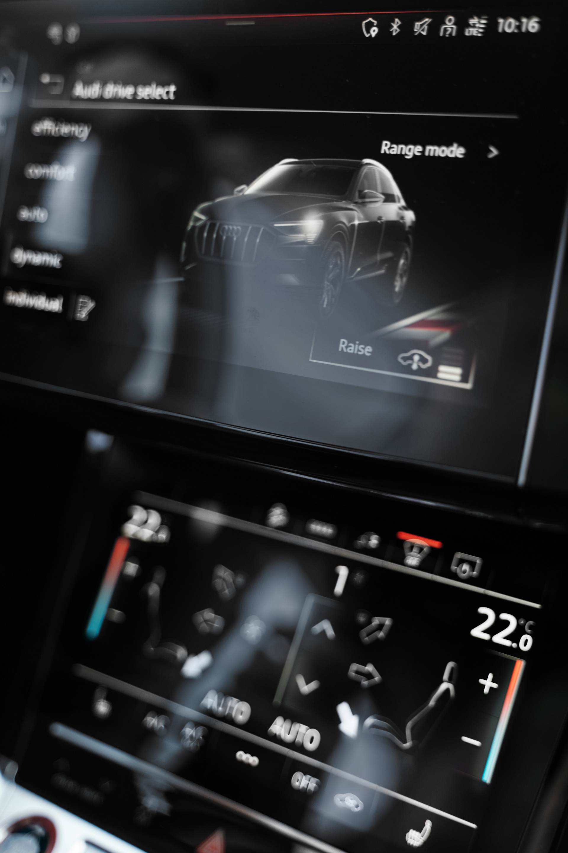 Visualizzazione del display nell'abitacolo dell'Audi SQ8 Sportback e-tron
