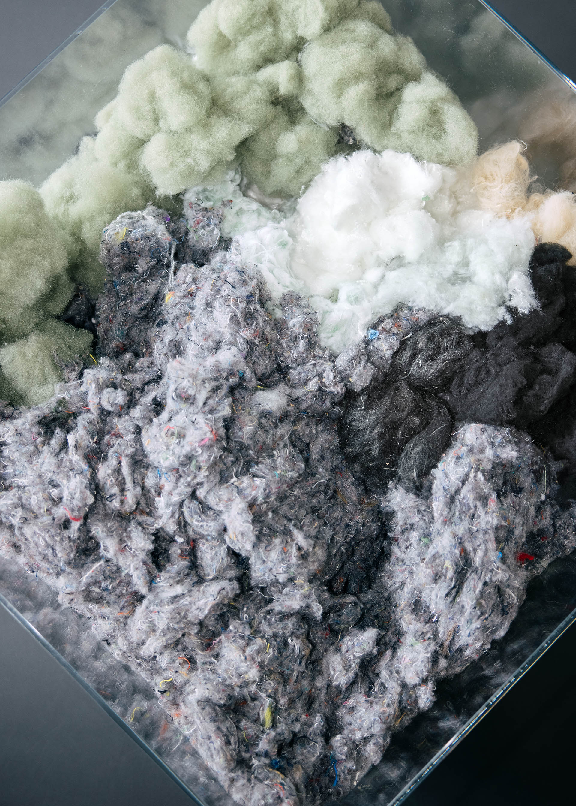 Échantillons de fibres recyclées utilisés dans l'intérieur, d'abord dans leur état d'origine.