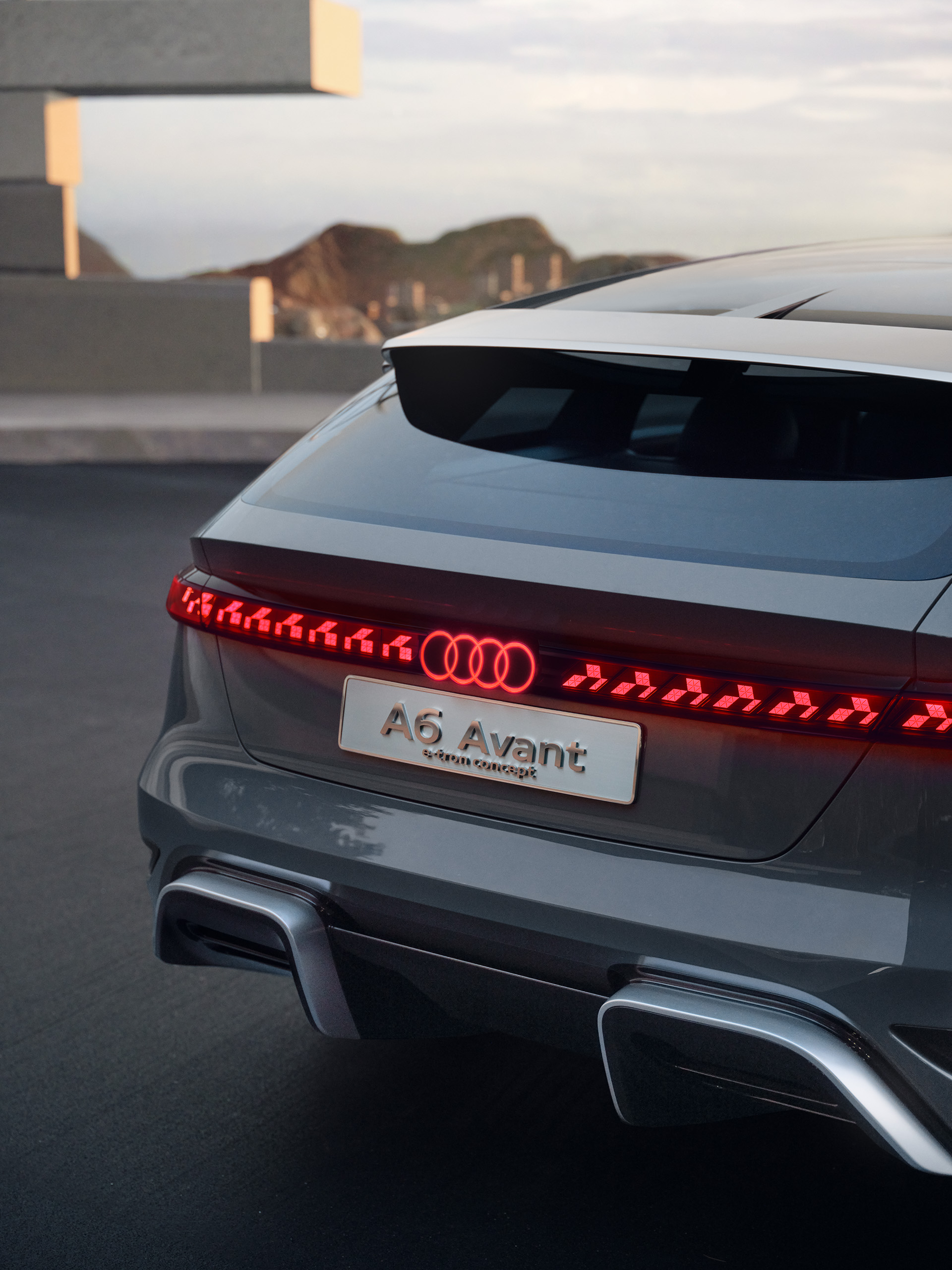 Vue arrière de l'Audi A6 Avant e-tron concept avec bandeau lumineux continu.